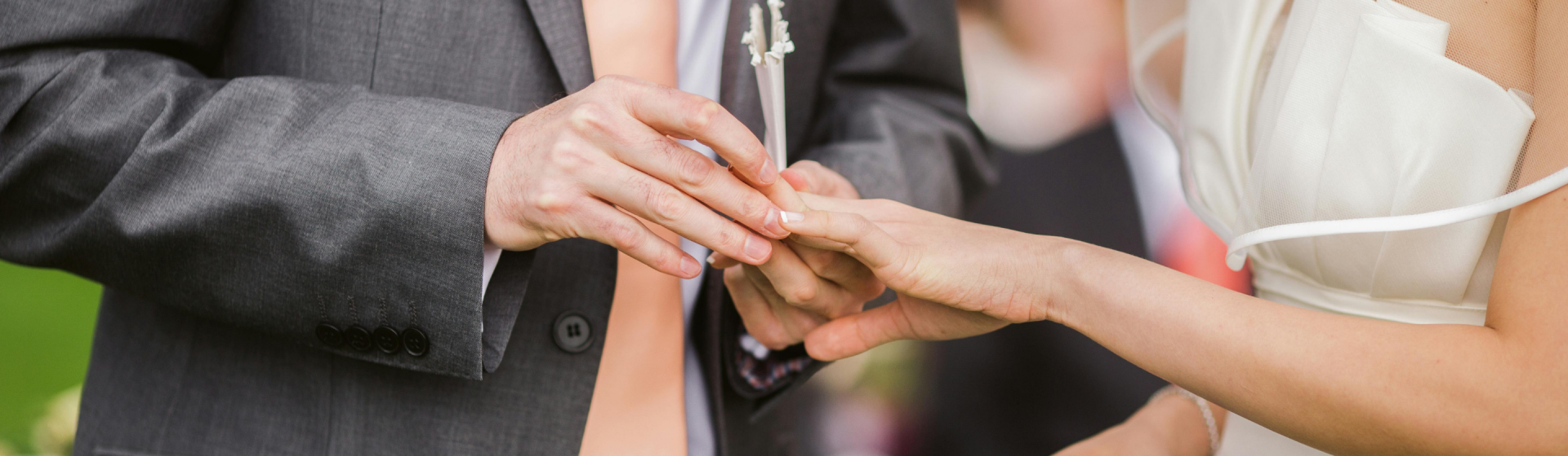 Brautschmuck für die Hochzeit desk